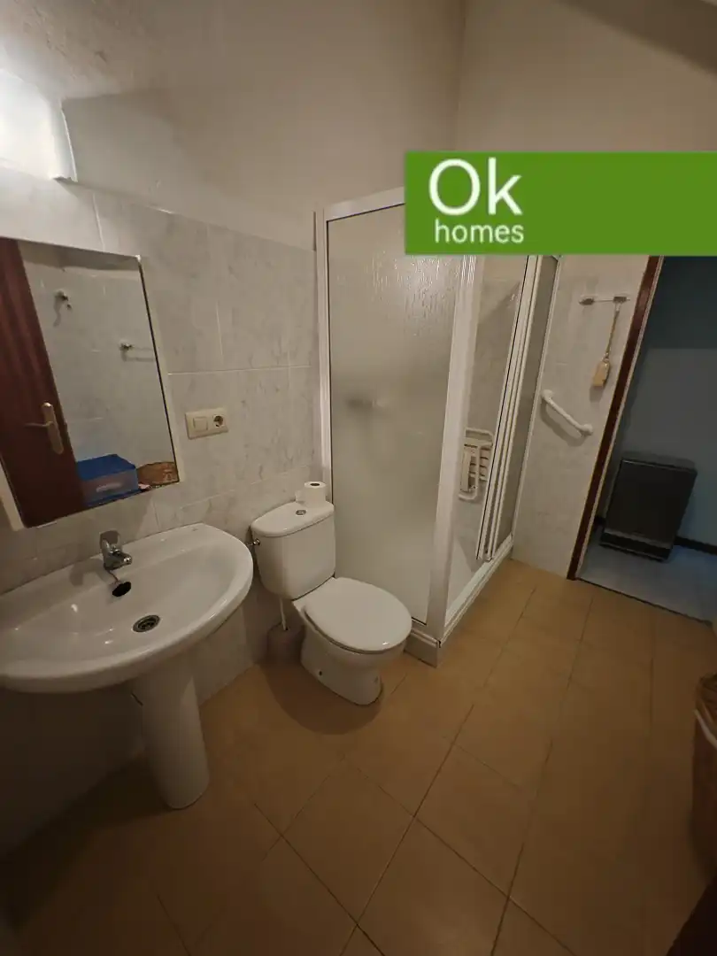 Badezimmer von Einfamilien-Reihenhaus zum Verkauf in Melide mit Klimaanlage, Heizung und Abstellraum