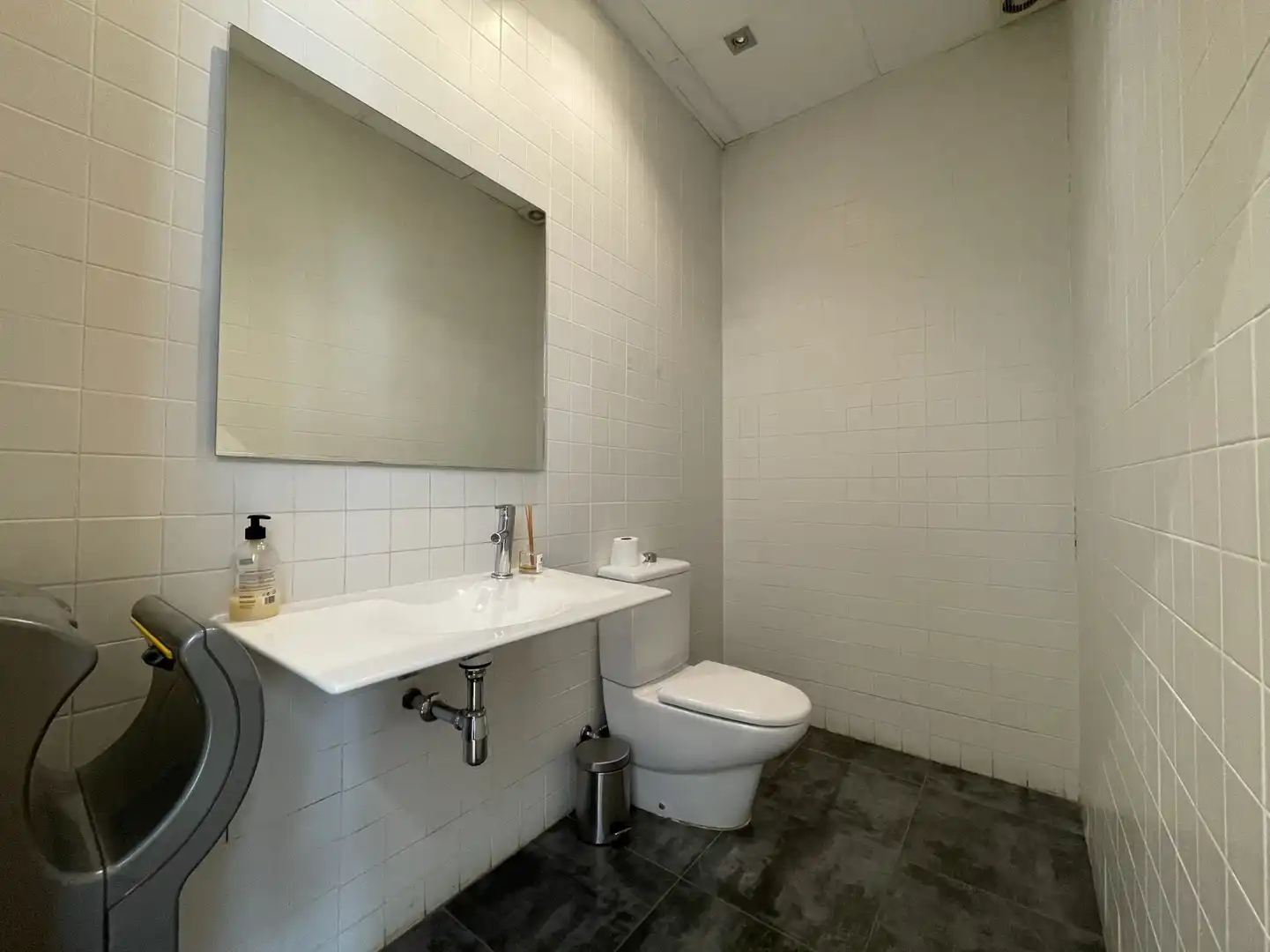 Baño de Local de alquiler en Valencia con Aire acondicionado