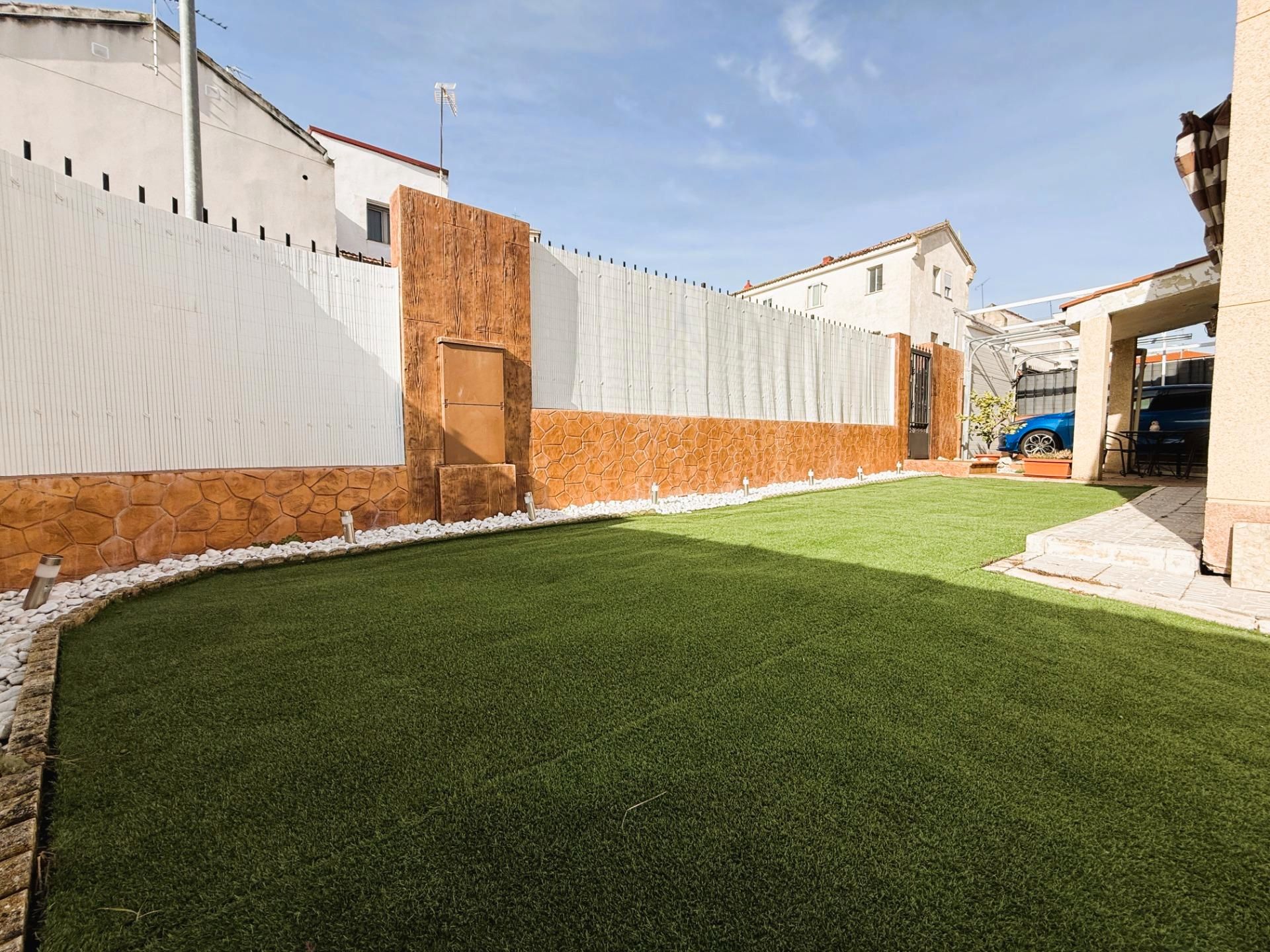 Jardín de Casa adosada en venta en Loeches con Calefacción, Jardín privado y Terraza