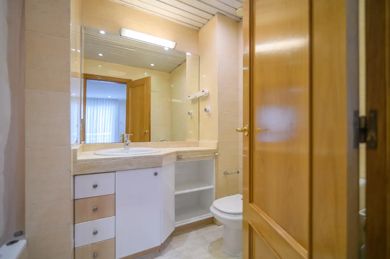 Badezimmer von Wohnung zum Verkauf in Gavà mit Klimaanlage, Heizung und Balkon