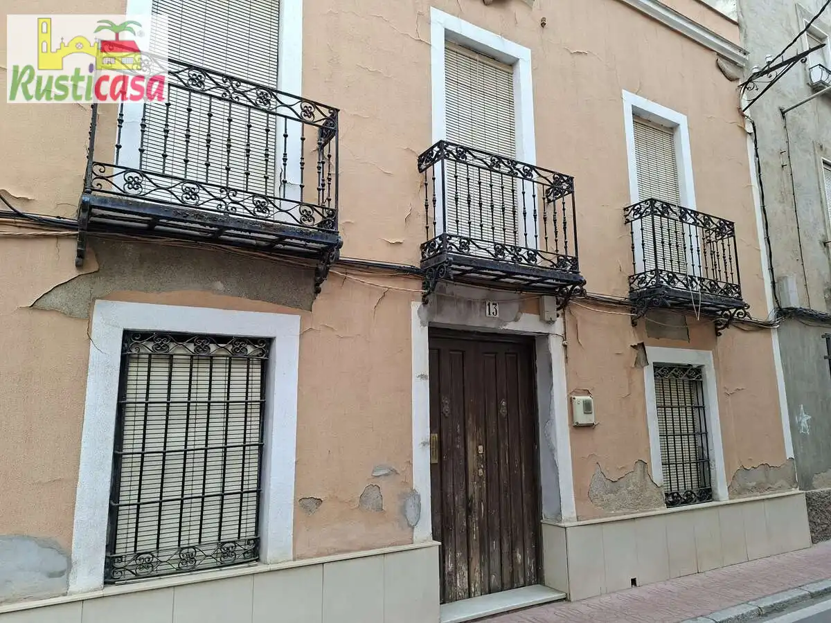 Vista exterior de Casa o xalet en venda en Linares amb Terrassa, Moblat i Balcó