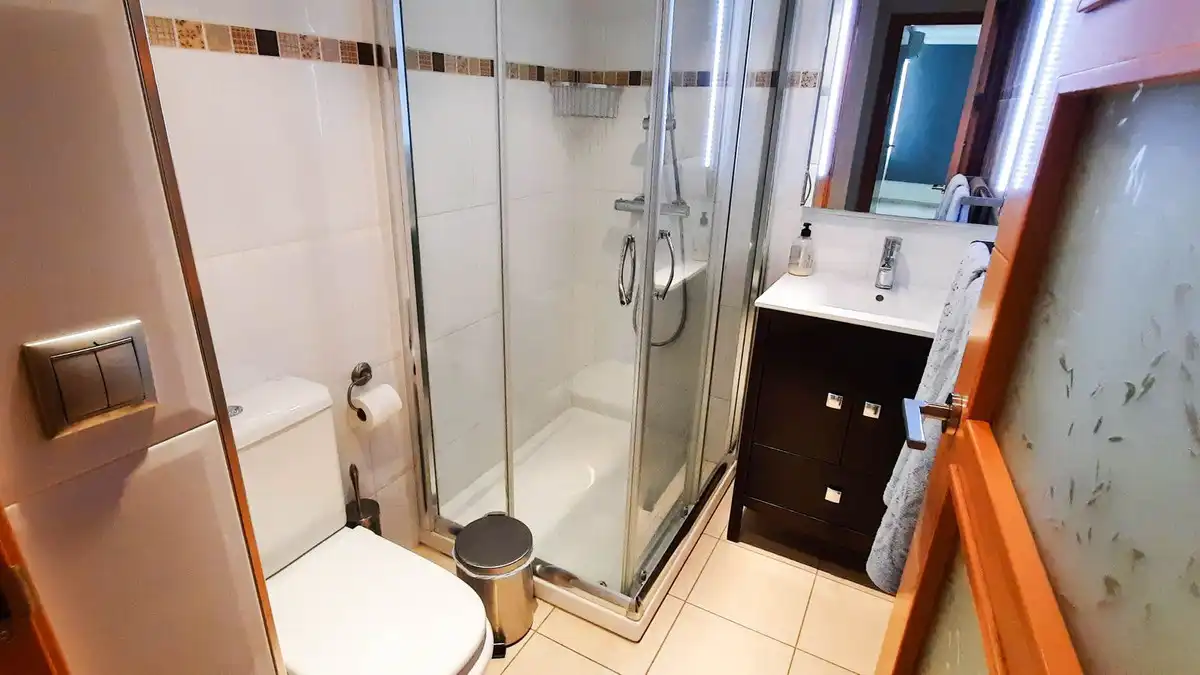Baño de Apartamento de alquiler en Benalmádena con Aire acondicionado y Piscina comunitaria