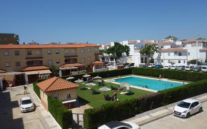 Piscina de Casa adosada en venda en Punta Umbría amb Terrassa