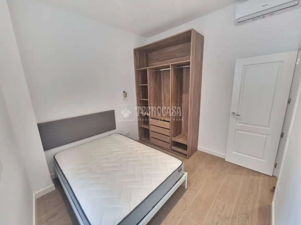 Dormitori de Pis de lloguer en Madrid amb Aire condicionat i Calefacció