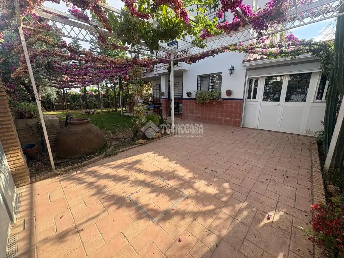 Jardí de Casa adosada en venda en Espartinas amb Aire condicionat, Jardí privat i Terrassa
