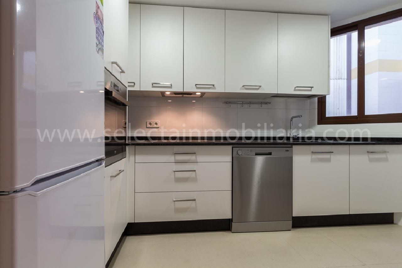 Cocina de Apartamento de alquiler en Pontevedra Capital  con Calefacción, Parquet y Trastero