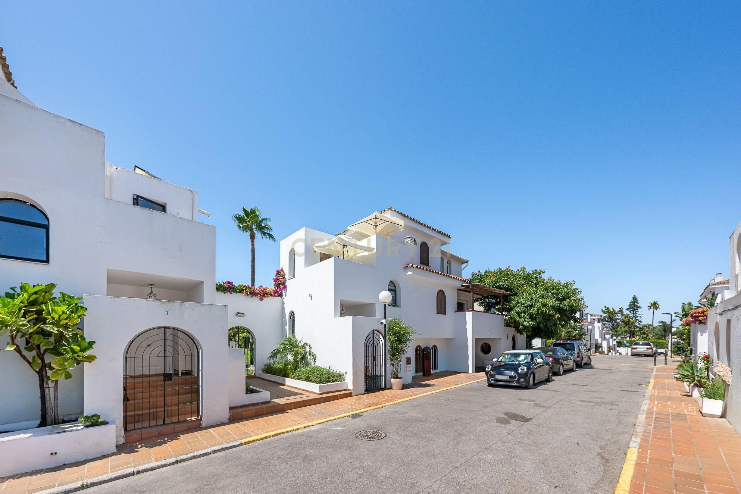 Exterior view of House or chalet for sale in Estepona  with Terrace