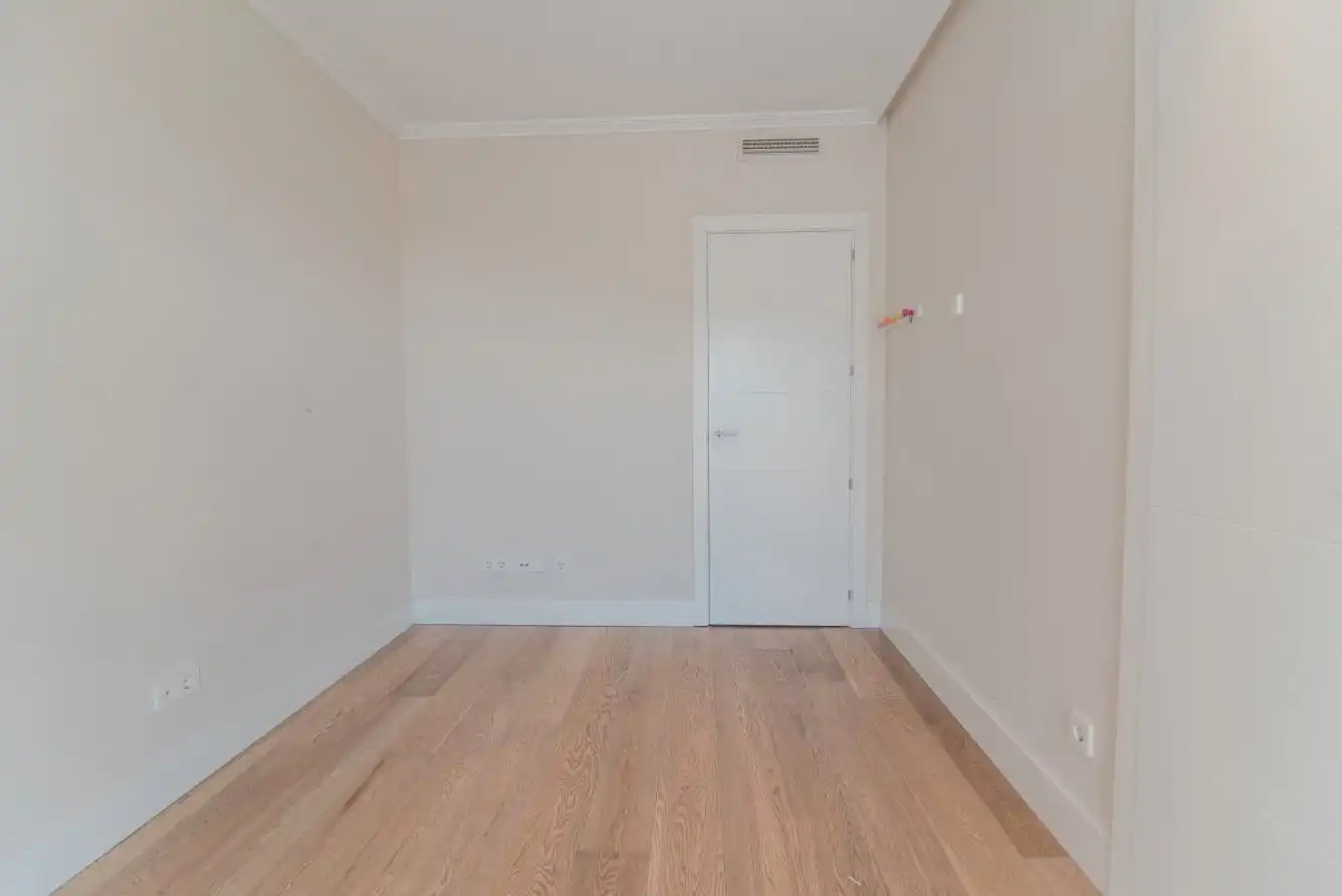 Schlafzimmer von Erdgeschoss zur Miete in Madrid mit Klimaanlage, Heizung und Privatgarten