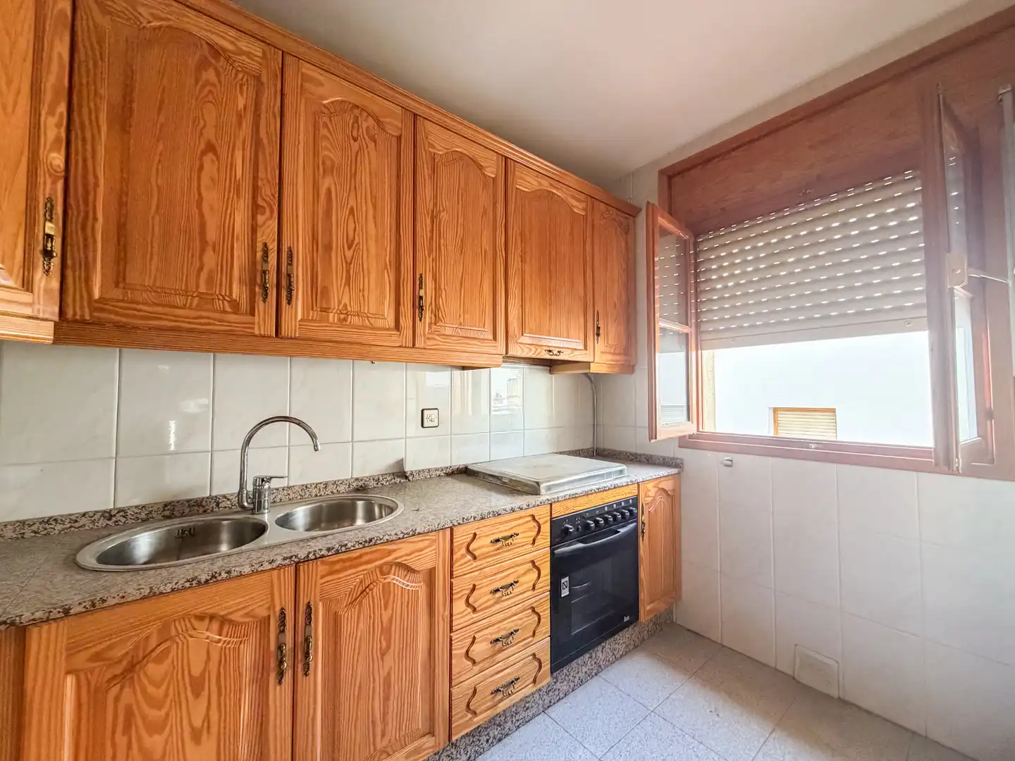 Cuina de Pis en venda en Baza amb Terrassa, Moblat i Forn