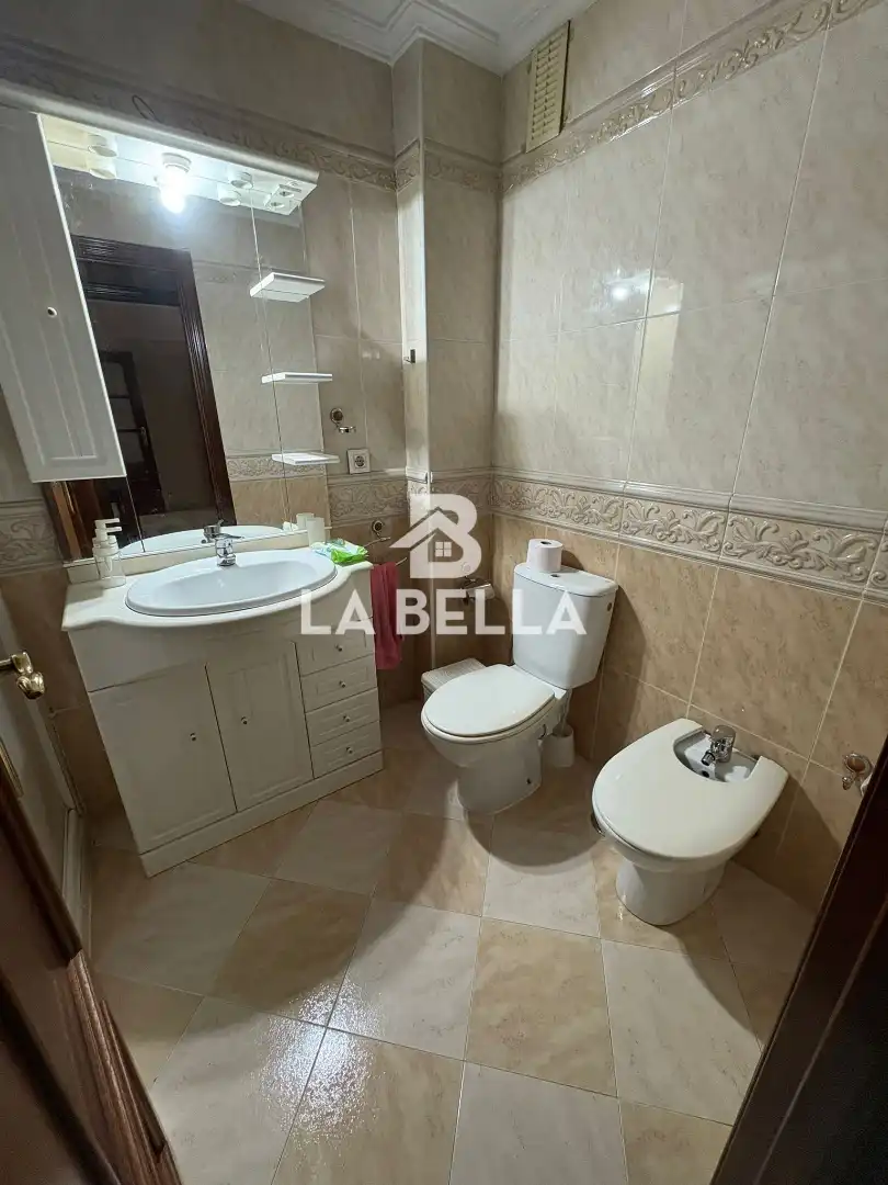 Bany de Pis en venda en Sevilla amb Moblat i Balcó