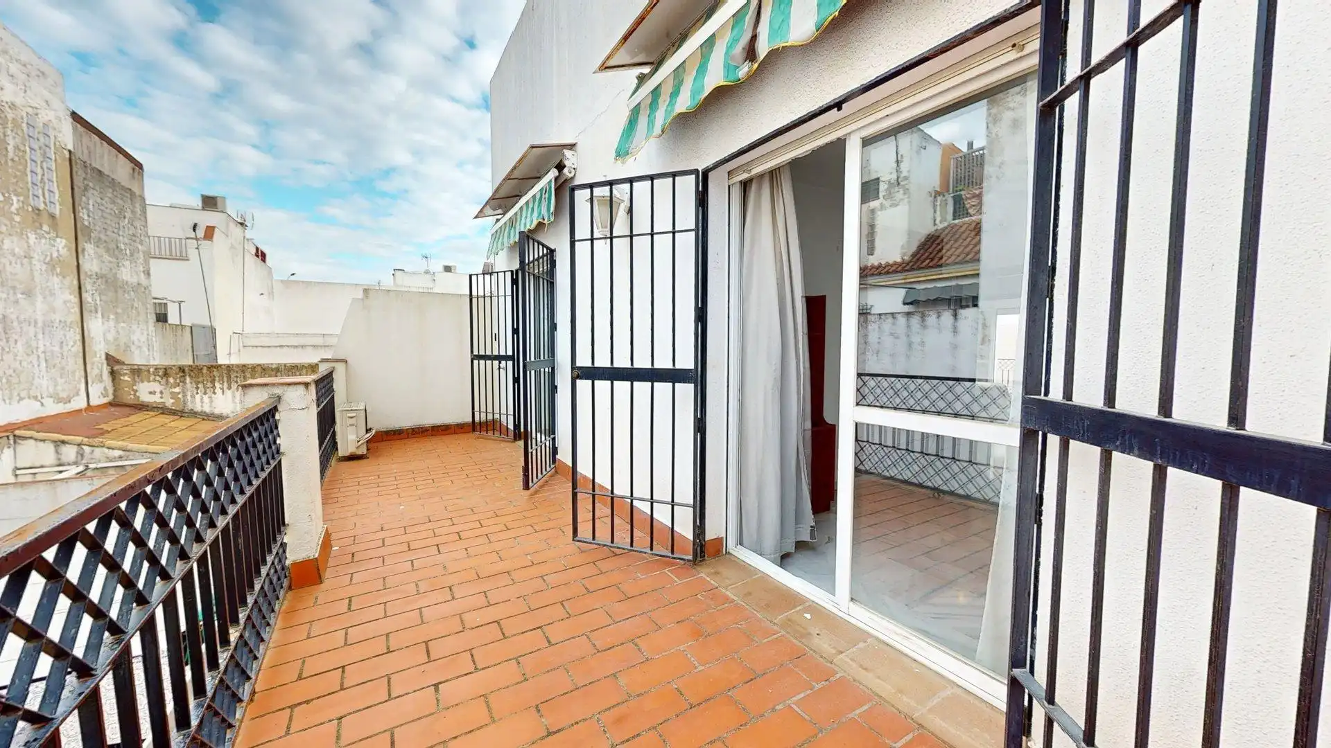 Vista exterior de Casa adosada en venda en Córdoba amb Aire condicionat, Calefacció i Terrassa