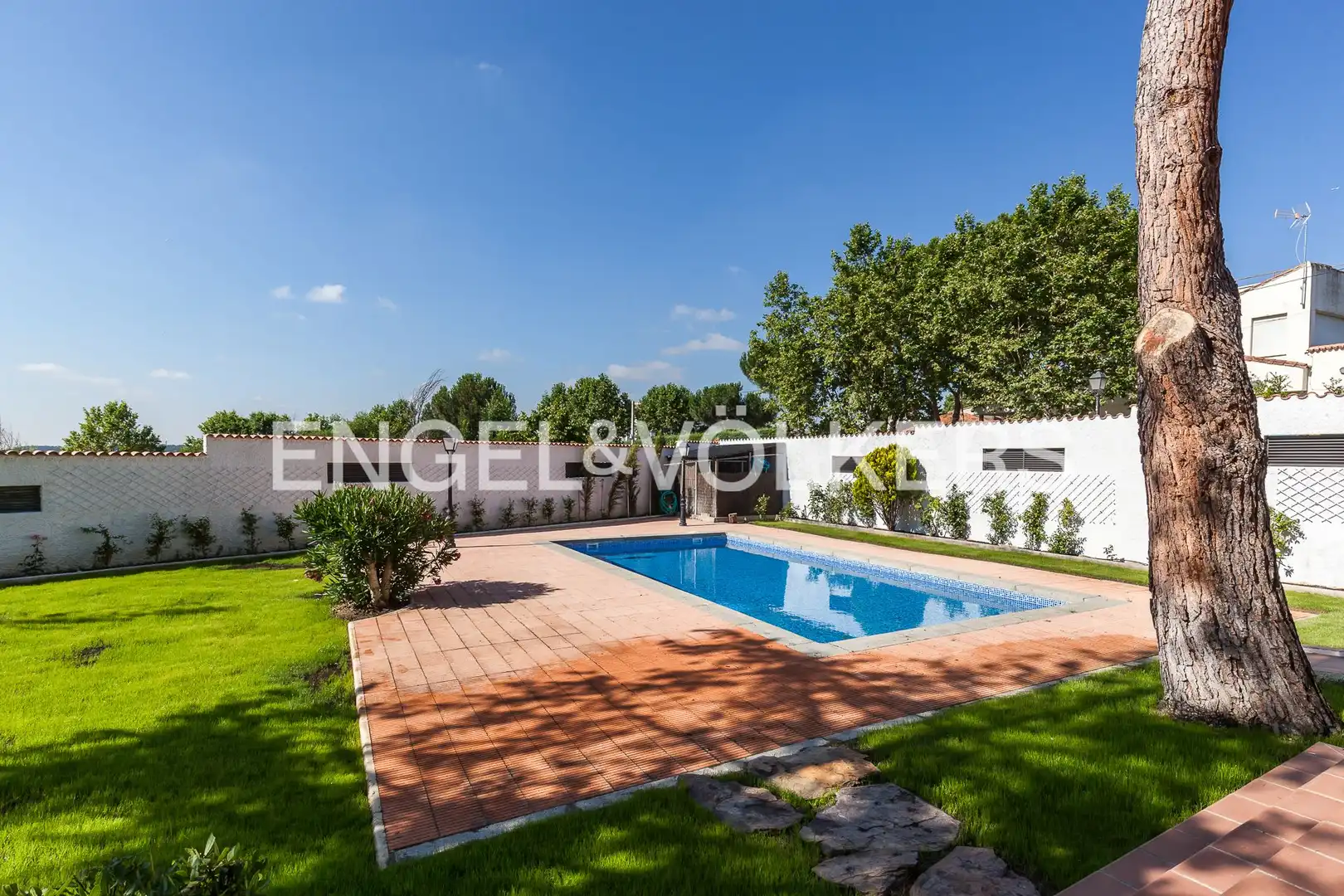 Swimming pool of Houses for rent in Madrid  with Air Conditioner, Heating and Private garden