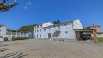 Vista exterior de Finca rústica en venda en Manresa amb Jardí privat, Terrassa i Piscina