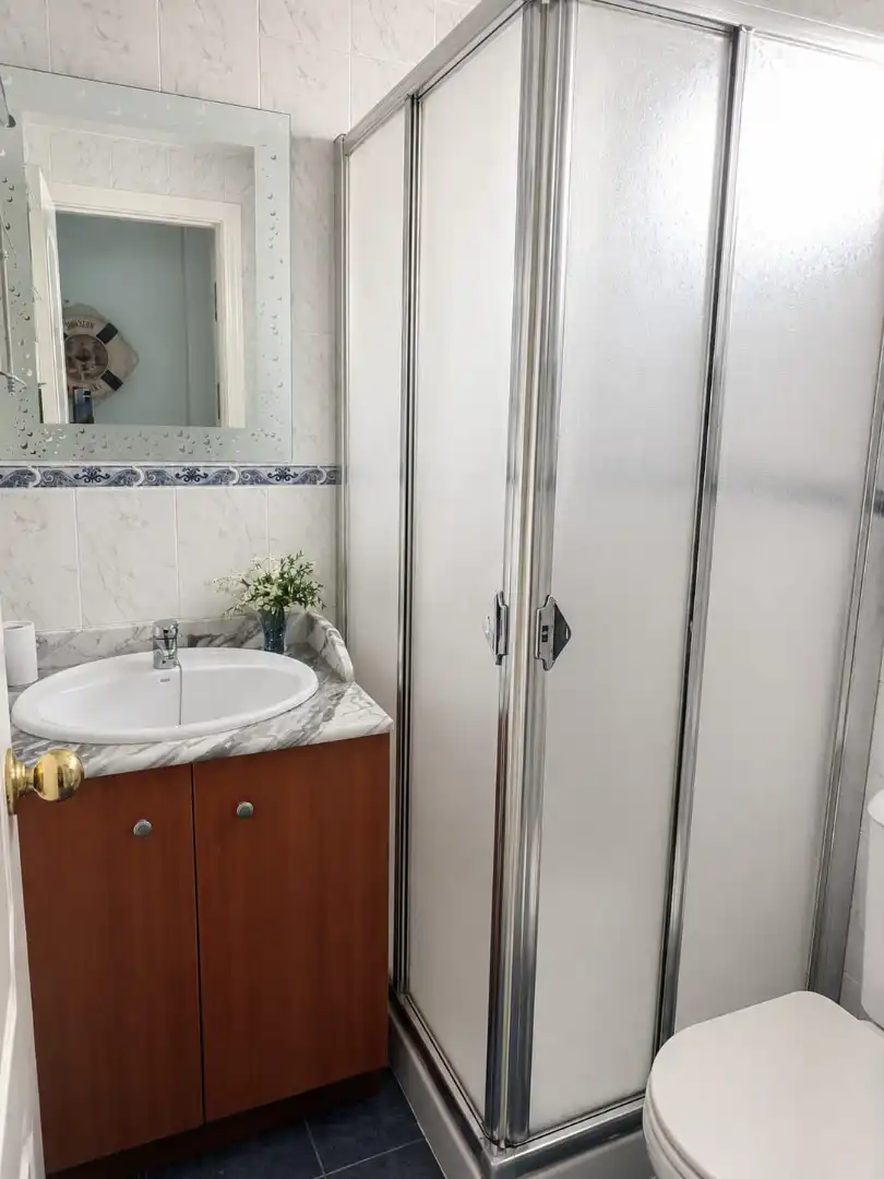 Baño de Apartamento de alquiler en Algeciras con Aire acondicionado, Terraza y Amueblado