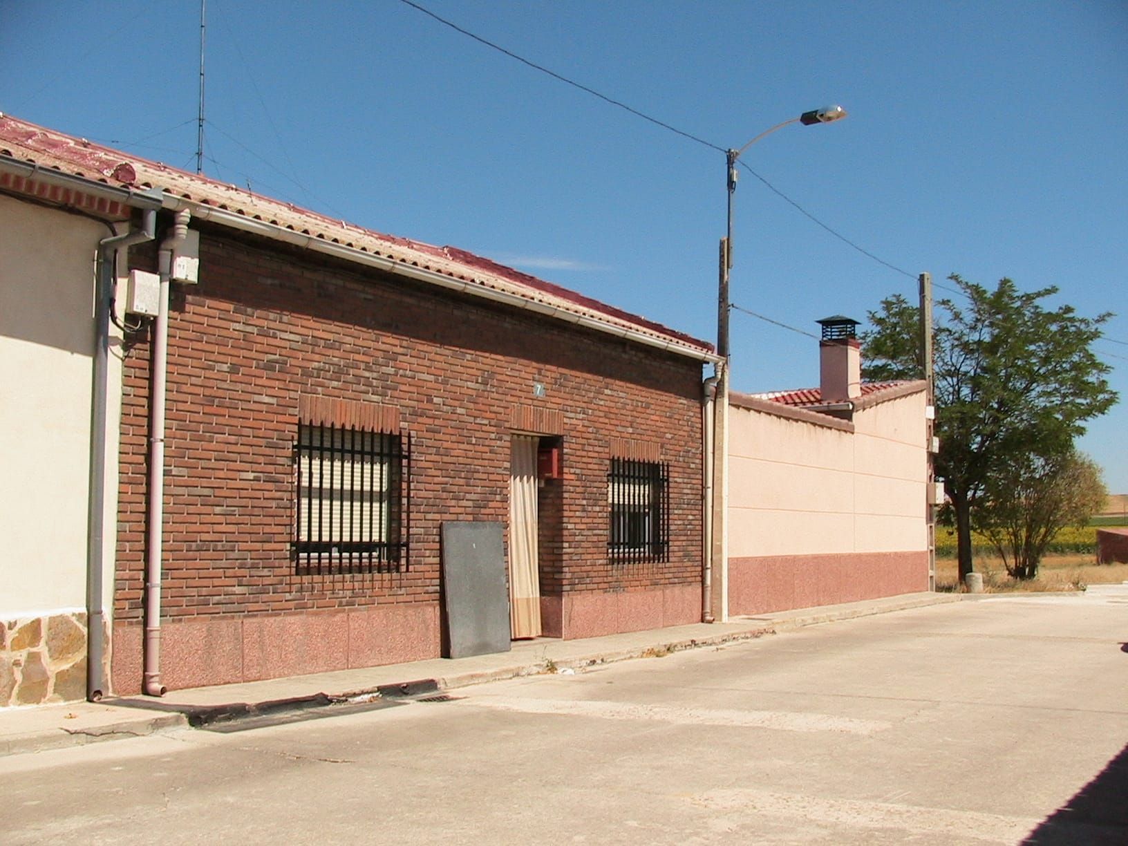 Exterior view of House or chalet for sale in Almenara de Adaja  with Terrace, Storage room and Oven