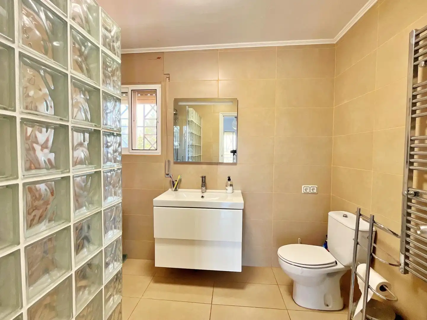 Badezimmer von Haus oder Chalet zum Verkauf in Roquetes mit Klimaanlage, Heizung und Privatgarten