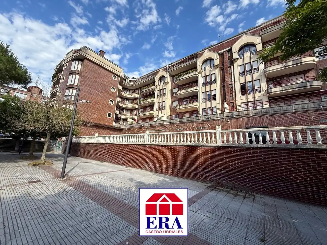 Vista exterior de Piso en venta en Castro-Urdiales con Calefacción, Parquet y Terraza