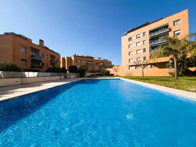 Piscina de Pis en venda en Montgat amb Aire condicionat, Calefacció i Parquet