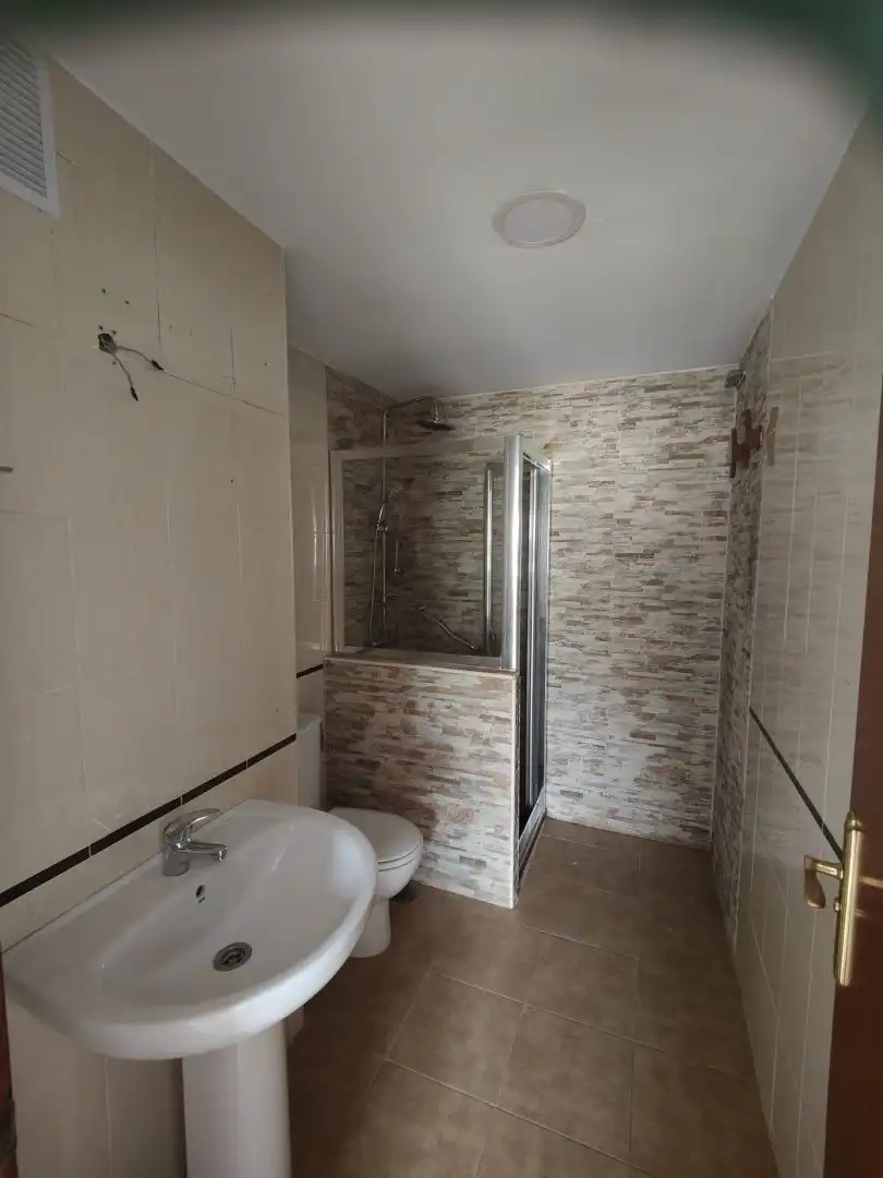 Badezimmer von Wohnung zum Verkauf in Tomares mit Klimaanlage, Terrasse und Abstellraum