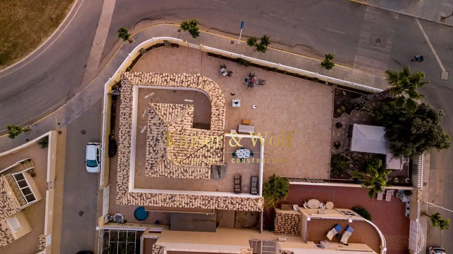 Vista exterior de Casa o xalet en venda en Torrevieja amb Jardí privat, Terrassa i Traster