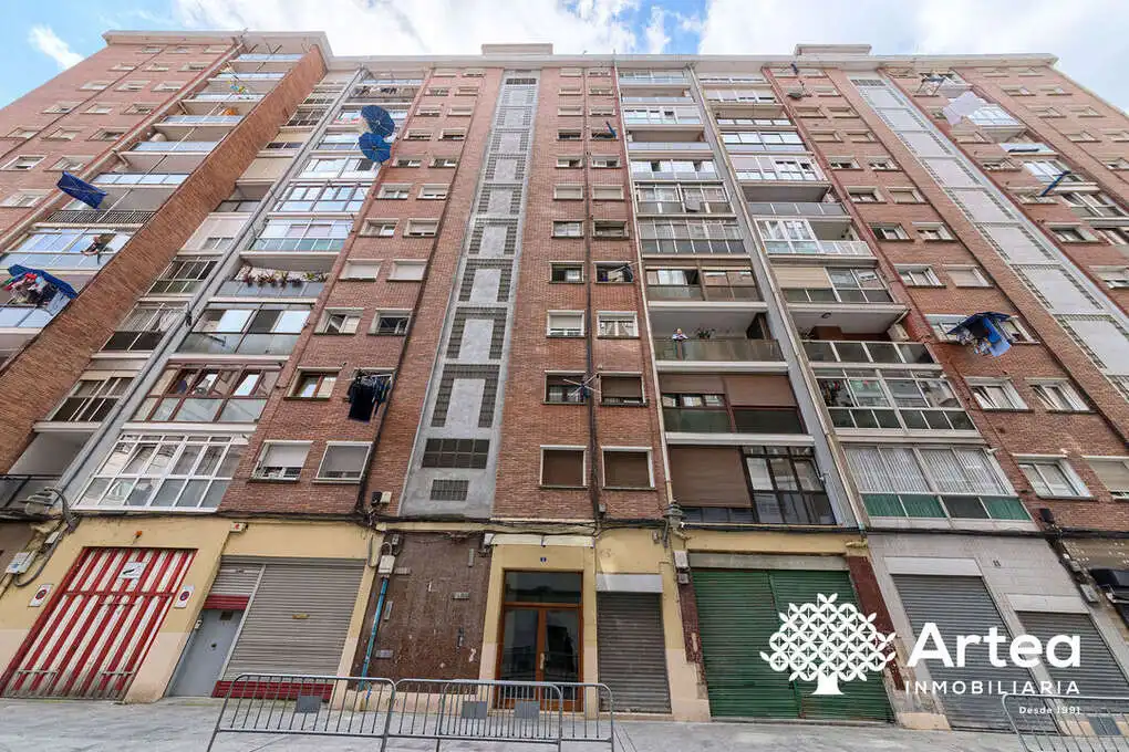 Vista exterior de Pis en venda en Bilbao  amb Calefacció, Jardí privat i Terrassa