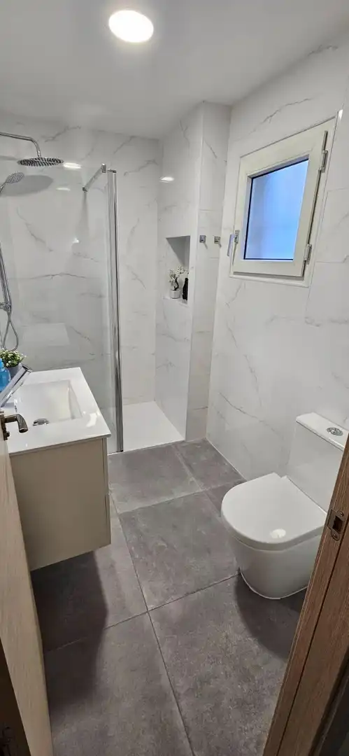 Bathroom of Detached homes for rent in Granada