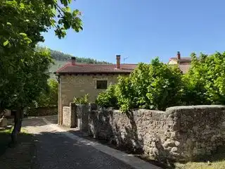 Vista exterior de Casa adosada en venda en Valle de Sedano amb Jardí privat, Traster i Moblat