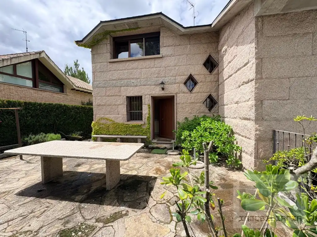 Außenansicht von Haus oder Chalet zum Verkauf in Las Navas del Marqués  mit Ofen, Waschmaschine und Mikrowelle