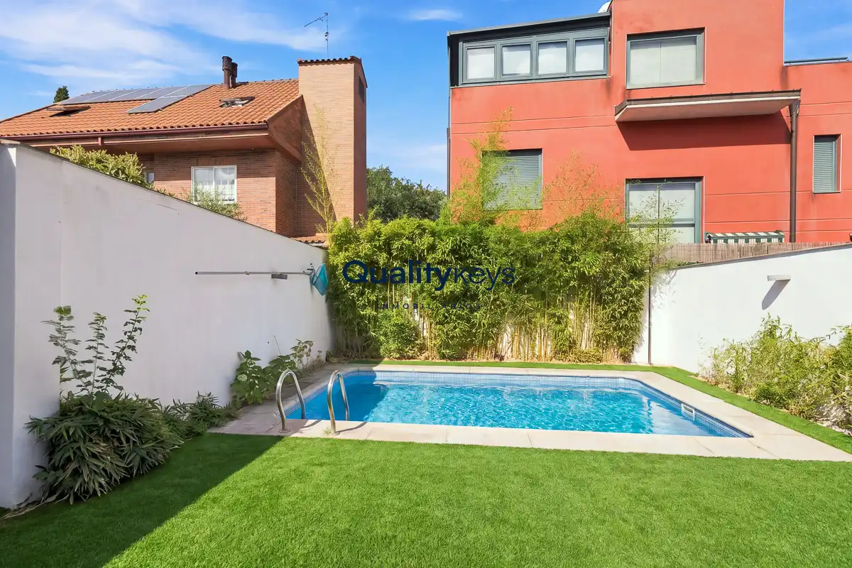 Piscina de Casa o chalet en venta en Madrid con Aire acondicionado, Calefacción y Jardín privado
