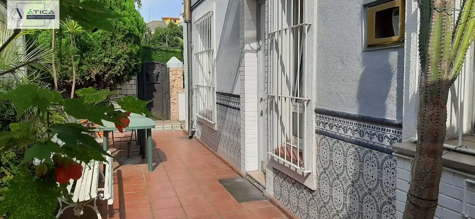 Vista exterior de Casa o xalet en venda en Santander amb Jardí privat, Terrassa i Moblat