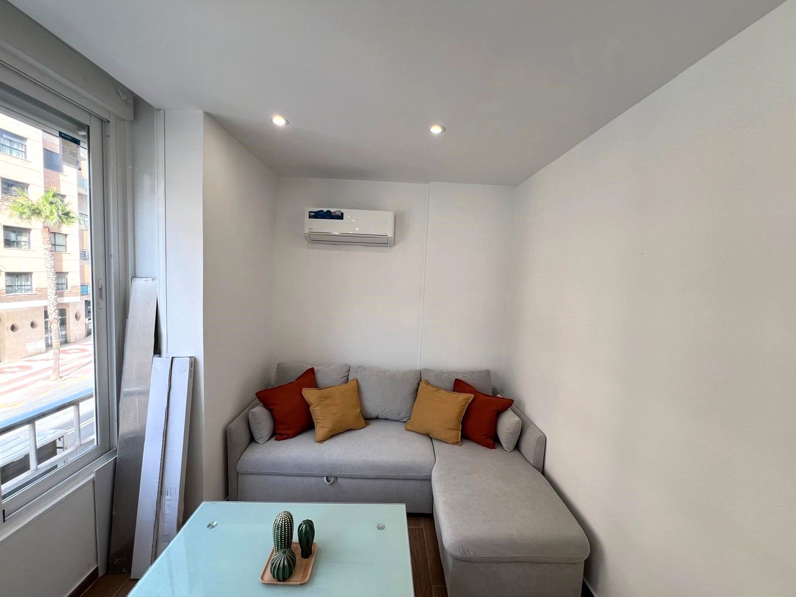 Sala d'estar de Pis de lloguer en Torremolinos amb Aire condicionat, Moblat i Piscina comunitària