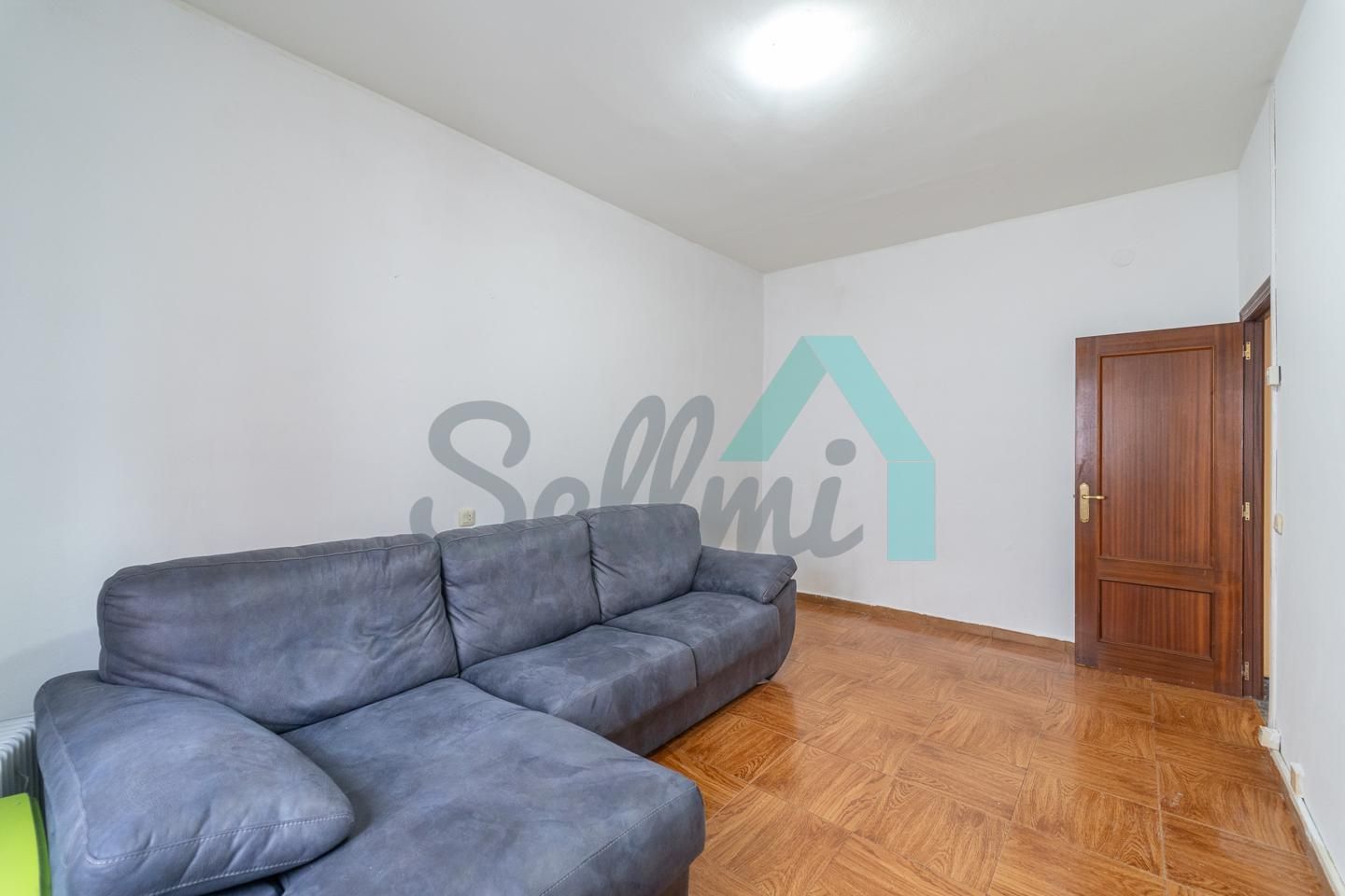 Sala d'estar de Pis en venda en Oviedo  amb Traster