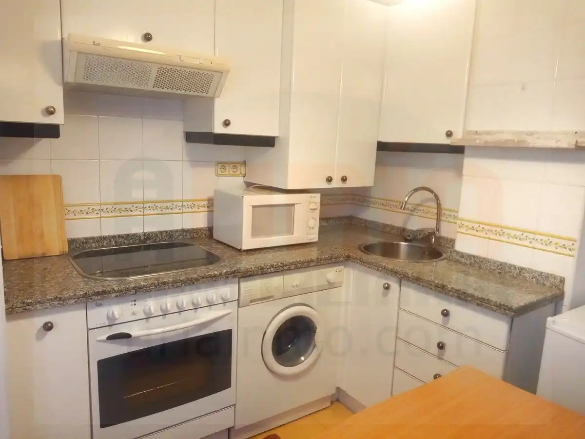 Cuina de Apartament de lloguer en Oviedo  amb Calefacció, Parquet i Moblat
