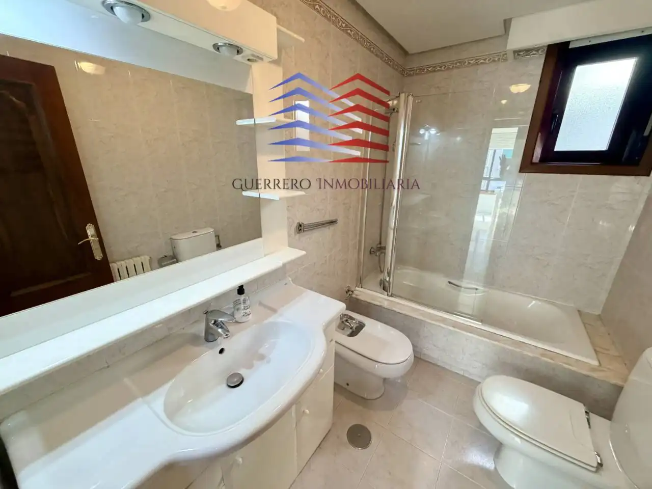 Bathroom of Apartments for rent in Ourense Capital   with Heating, Parquet flooring and Furnished