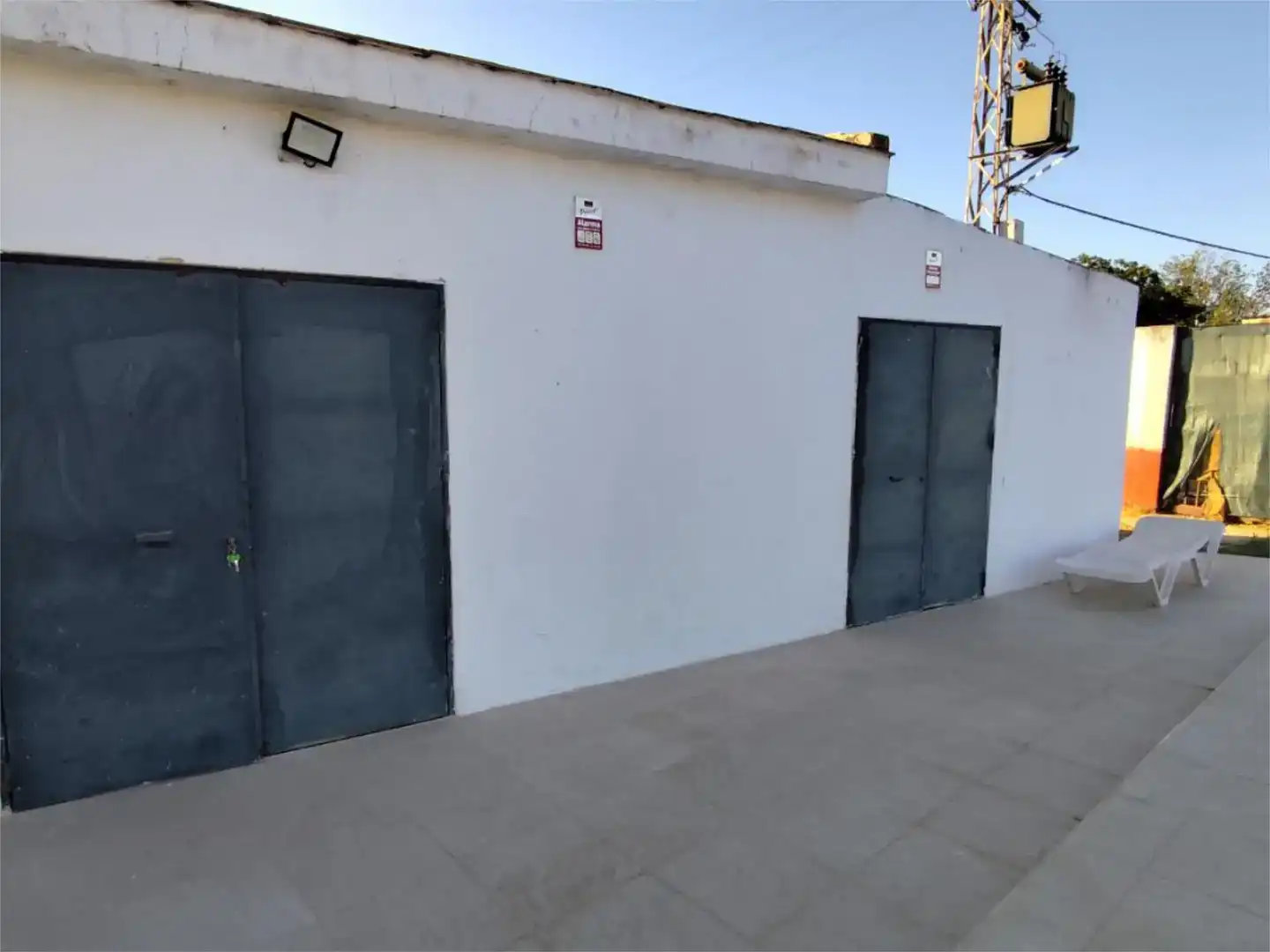 Vista exterior de Pis en venda en Sanlúcar la Mayor amb Aire condicionat i Piscina
