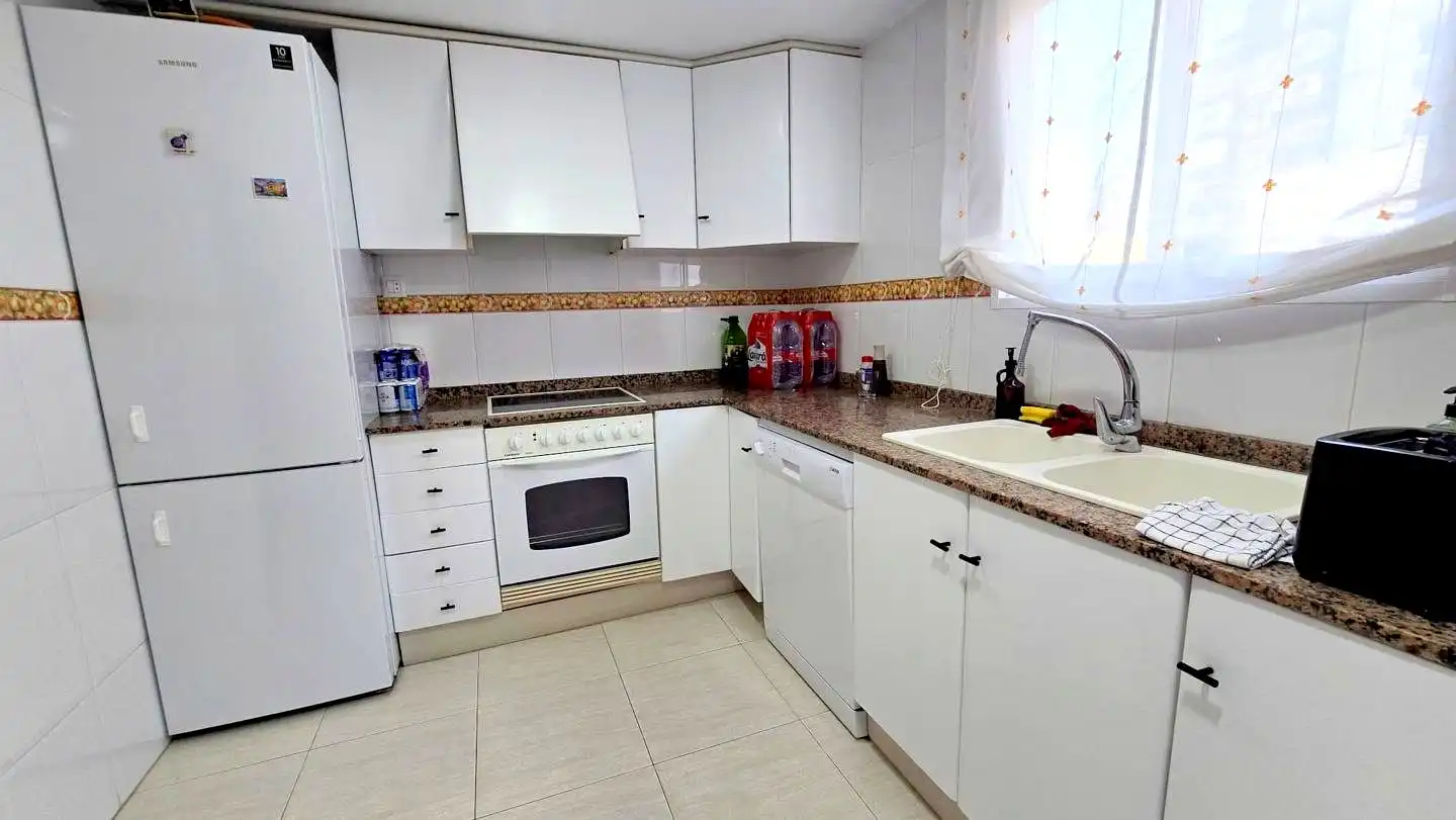 Cocina de Apartamento de alquiler en Gandia con Aire acondicionado, Terraza y Piscina comunitaria