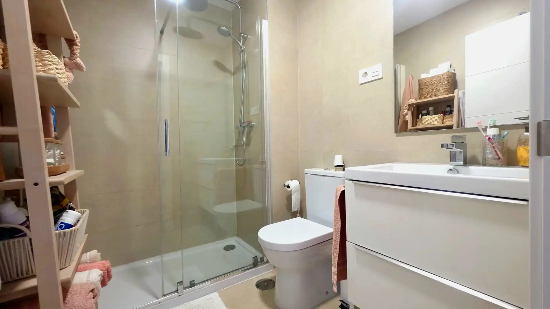 Bathroom of Flat for sale in Málaga  with Air Conditioner, Heating and Parquet flooring