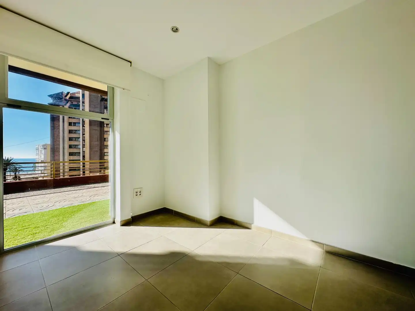 Habitación de Oficina de alquiler en Benidorm con Aire acondicionado y Terraza