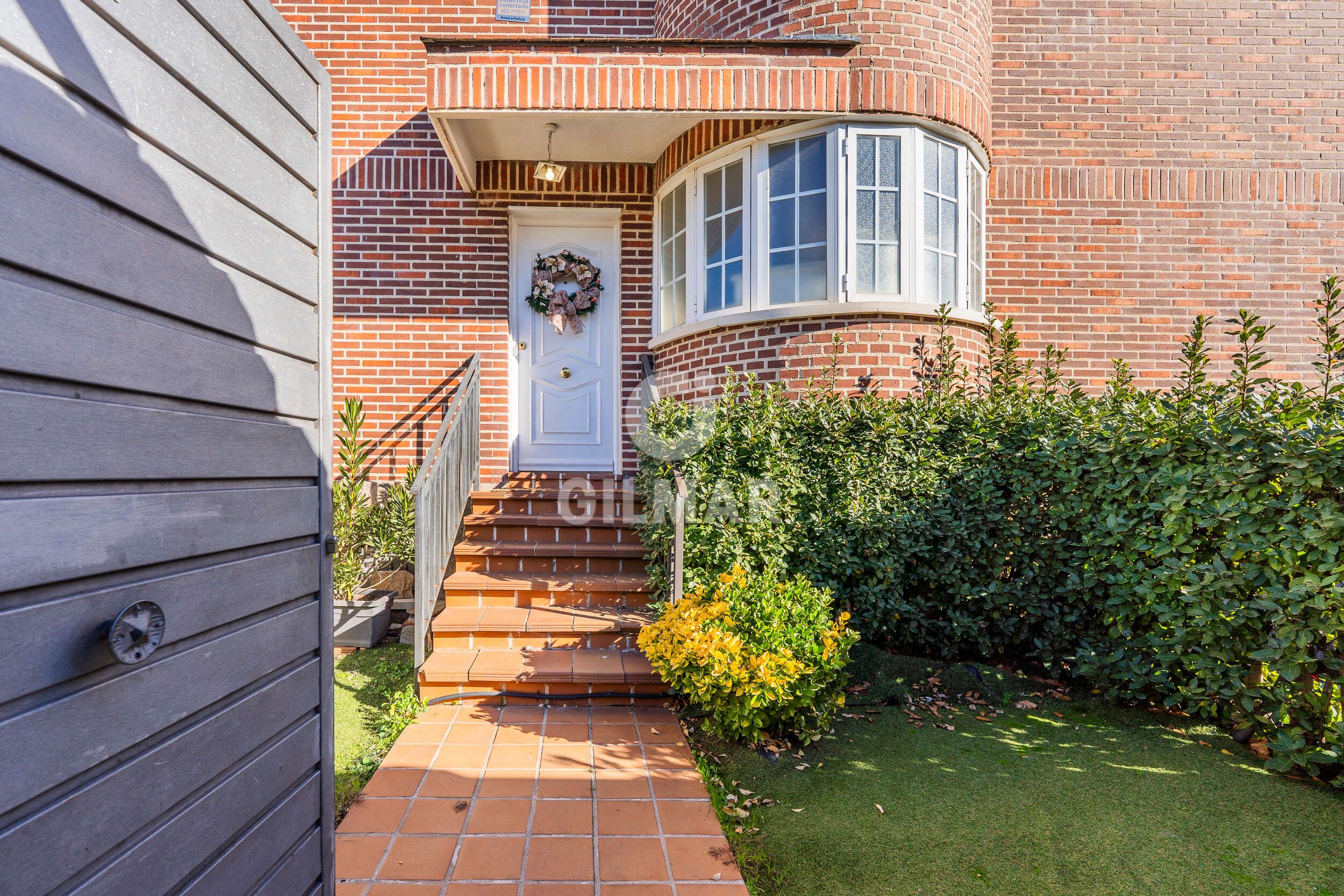 Exterior view of Single-family semi-detached for sale in Pozuelo de Alarcón  with Swimming Pool