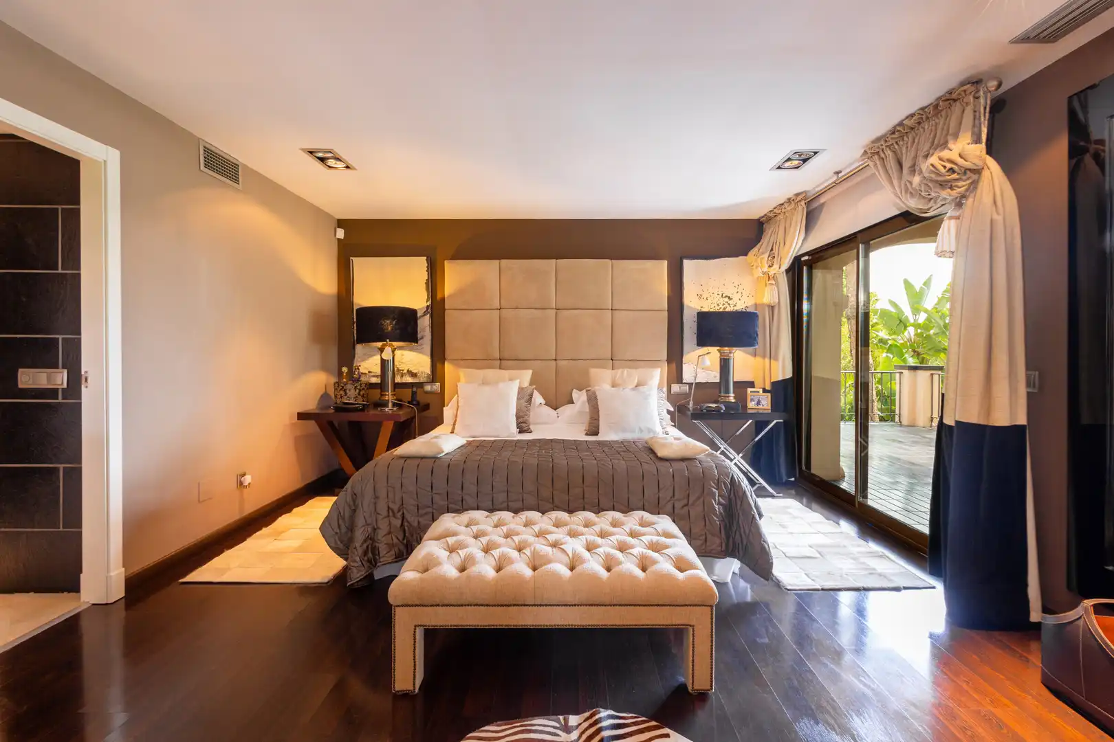 Dormitori de Casa o xalet en venda en Marbella amb Aire condicionat, Jardí privat i Terrassa