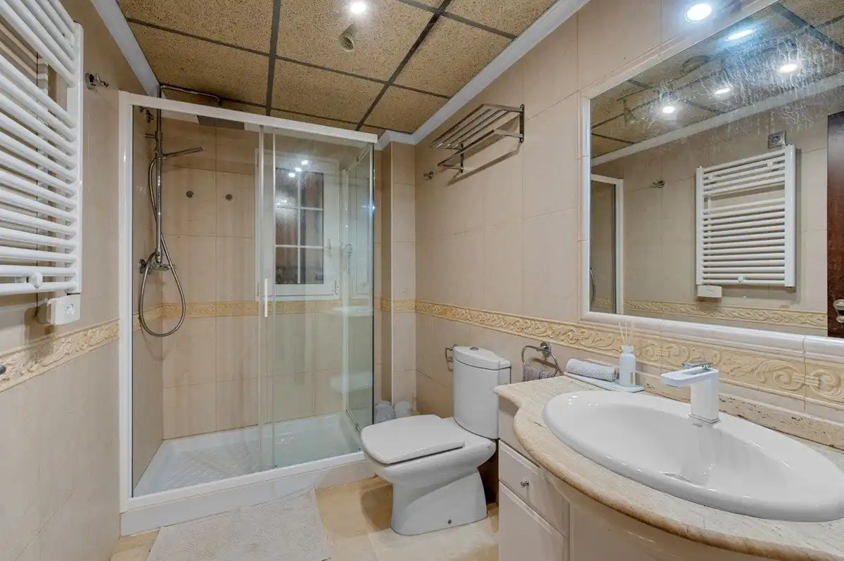 Bany de Apartament en venda en Orihuela amb Aire condicionat, Jardí privat i Terrassa