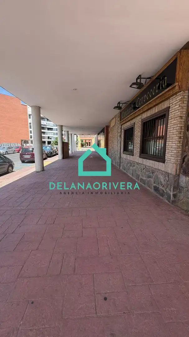 Vista exterior de Local en venda en Alcalá de Henares amb Aire condicionat, Calefacció i Terrassa