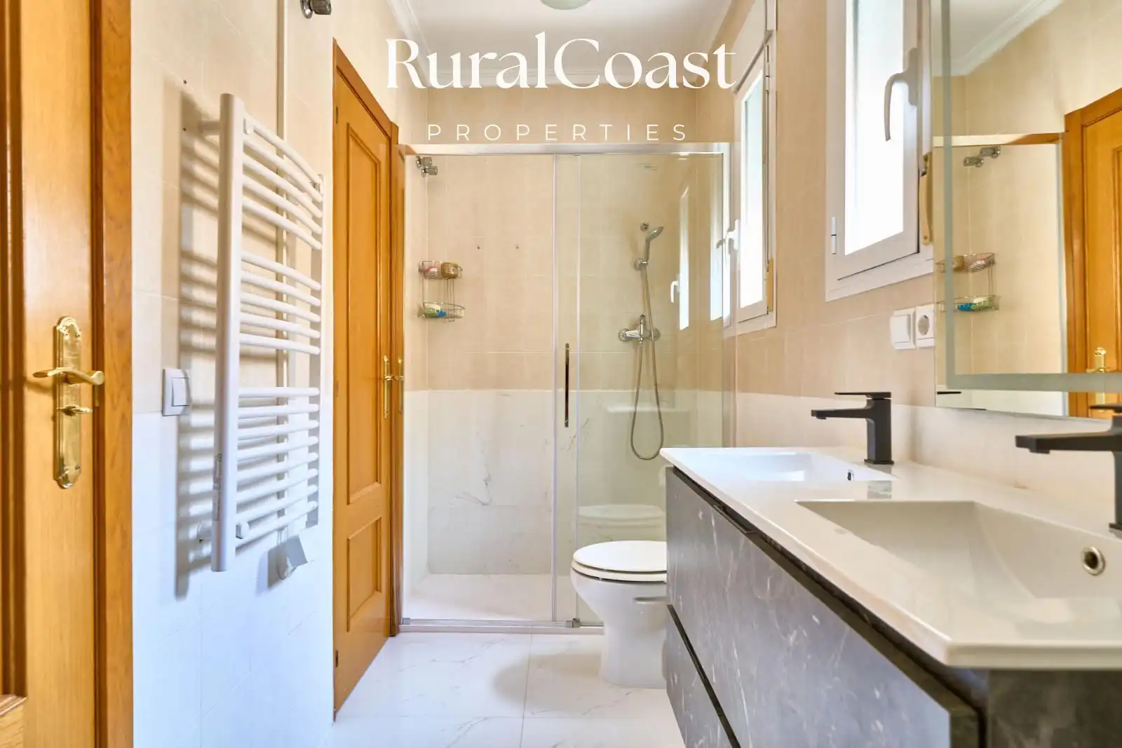 Baño de Casa adosada en venta en Aigües con Aire acondicionado, Calefacción y Jardín privado