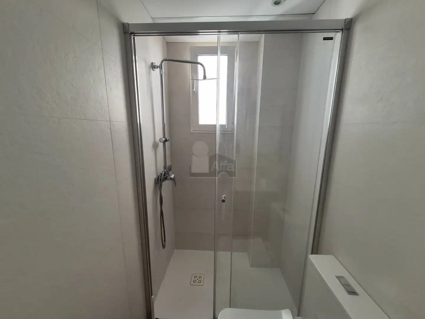 Bathroom of Attic for rent in Valencia  with Air Conditioner, Parquet flooring and Terrace