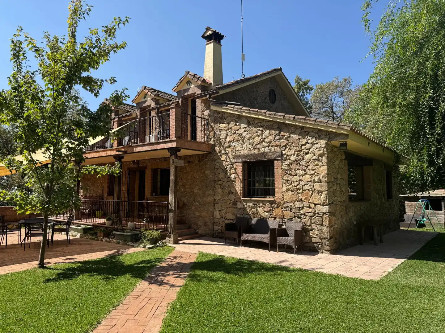 Vista exterior de Casa o xalet en venda en Candeleda amb Aire condicionat, Calefacció i Jardí privat