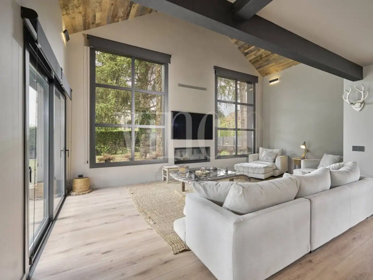 Sala d'estar de Casa o xalet en venda en Puigcerdà amb Calefacció, Jardí privat i Parquet