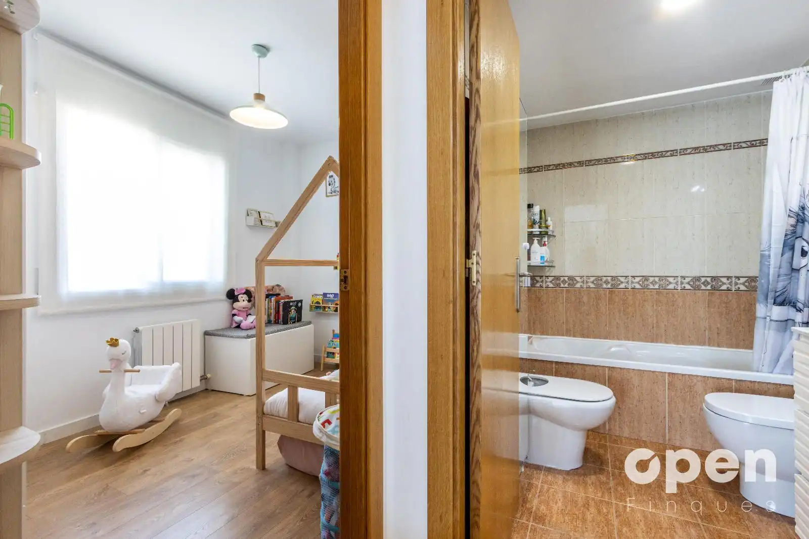 Bathroom of Flat for sale in Terrassa  with Air Conditioner, Heating and Parquet flooring