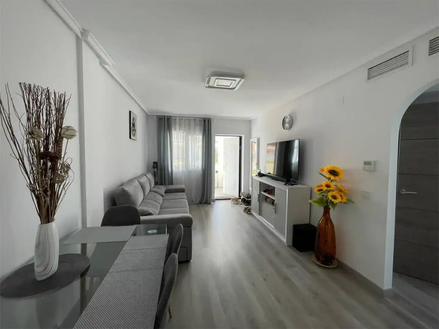 Sala d'estar de Dúplex en venda en Torrevieja amb Traster, Piscina i Moblat