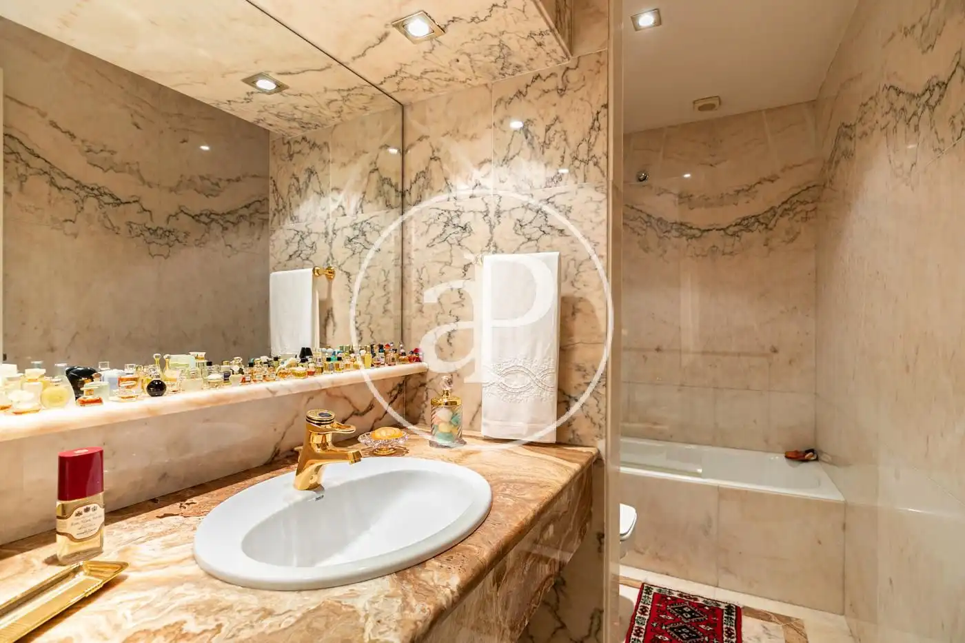 Badezimmer von Einfamilien-Reihenhaus zum Verkauf in Barcelona mit Klimaanlage, Heizung und Privatgarten