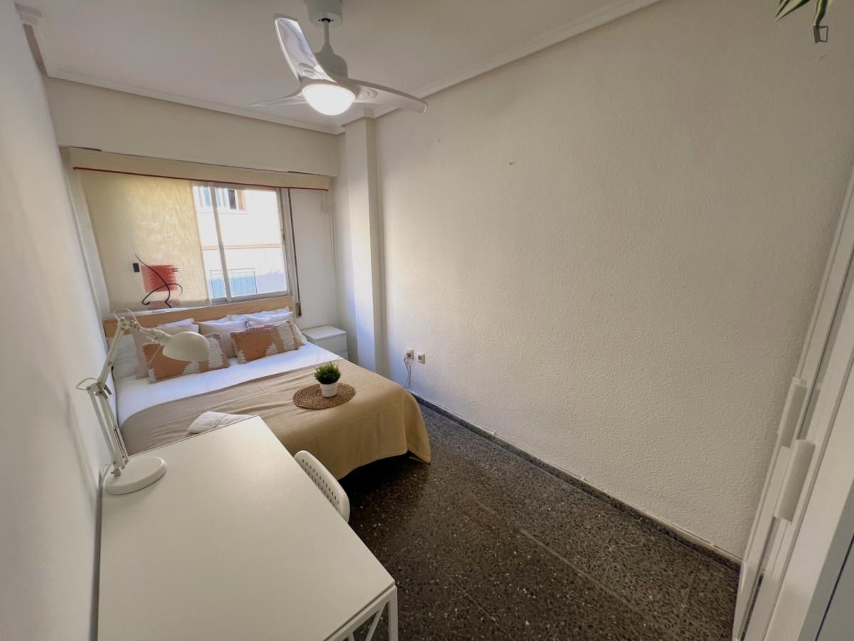 Dormitori de Apartament per a compartir en  Valencia Capital amb Moblat, Forn i Rentadora